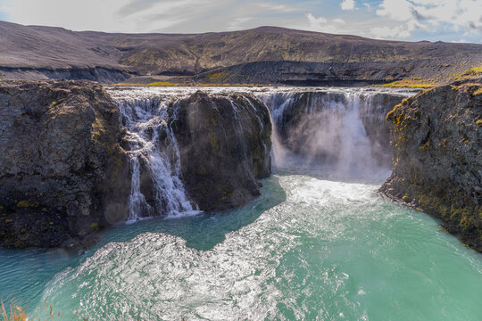 Cascade aux eaux turquoises de Sig&ouml;ldufoss, nich&eacute;e dans le Landmannalaugar, les Hautes Terres d'Islande
