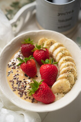 Healthy breakfast with fresh strawberries, banana and tea – simple, fiber-rich and the perfect energy boost to start your day