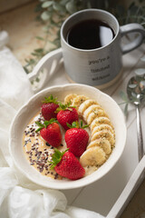 Healthy breakfast with fresh strawberries, banana and tea – simple, fiber-rich and the perfect energy boost to start your day