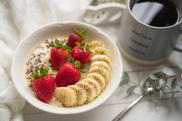 Healthy breakfast with fresh strawberries, banana and tea – simple, fiber-rich and the perfect energy boost to start your day