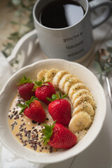 Healthy breakfast with fresh strawberries, banana and tea – simple, fiber-rich and the perfect energy boost to start your day