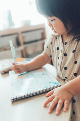 絵を描く子ども