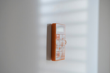 Kitchen timer attached to the refrigerator.  冷蔵庫にくっついているキッチンタイマー