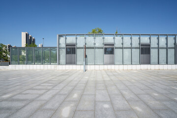 Obraz premium empty brick floor with modern building