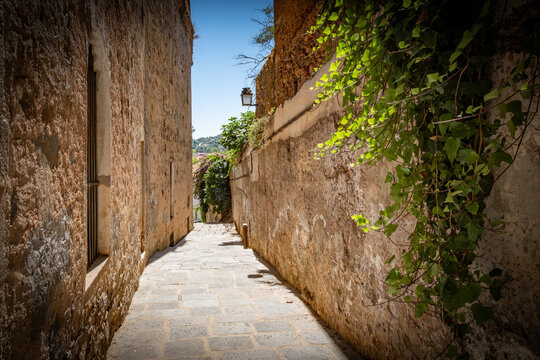 Vista panor&aacute;mica del casco hist&oacute;rico de la ciudad espa&ntilde;ola de C&aacute;ceres con vistas a los tejados de tejas marrones de edificios antiguos alrededor de la plaza principal en el soleado d&iacute;a de verano