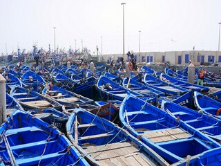 モロッコのエッサウィラ漁港に並ぶ、たくさんの青いボート