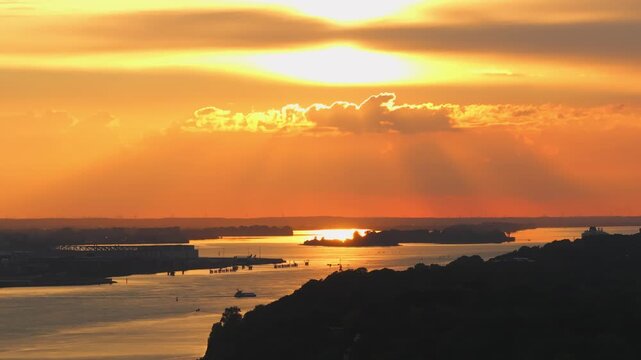 Hamburg Hafen Elbe Sunset golden hour golden sun and light rays