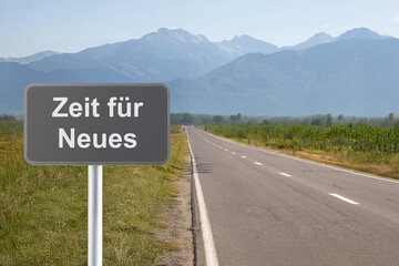 Ein Schild auf einer Landstra&szlig;e zeigt in Richtung ZEIT F&Uuml;R NEUES