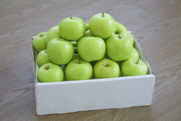 Fresh Green Apples from Shaanxi Province China in White Box Display