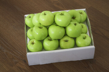 Fresh Green Apples from Shaanxi Province in Wooden Box - Healthy Organic Fruit