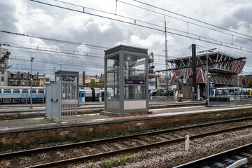 Fototapeta premium vue des voies ferrées dans le sud de paris en france en europe