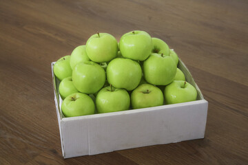 Fresh Green Apples from Shaanxi Province China in Box Ready for Market