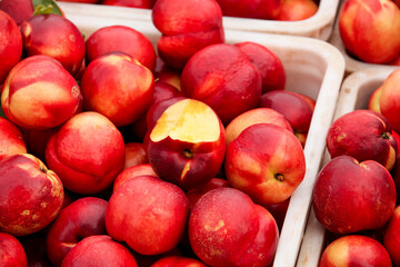 Fresh Red Nectarines from Dalian Shanxi Orchard Display at Market