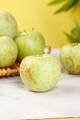 Fresh Green Apples from Shandong China Market Display - Healthy Organic Fruit