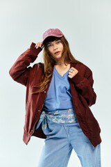Naklejka premium Young stylish woman showcases trendy outfit with confidence in a modern setting