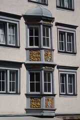 Erker storico e colorato su facciata antica