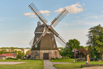 Obraz premium Historic museum windmill on Muehlenberg in Woldegk bathed in evening light
