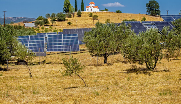 Solarpanele, Olivemb&auml;ume vor einer Kapelle, Peloponnes, Griechenland.  25043.jpg