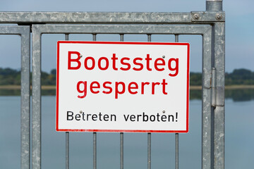 Schild Bootssteg gesperrt, wegen zu wenig Wasser im Stausee