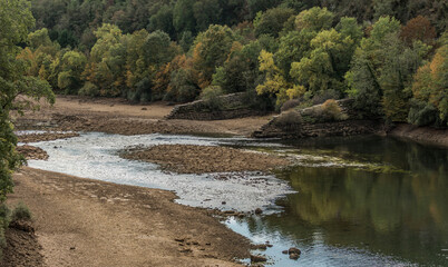 La rivière d'Ain à sec en aval du viaduc de Cize-Bolozon à Bolzon, Ain, France