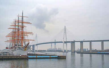 Obraz premium 初代海王丸と新湊大橋