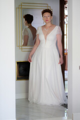 Naklejka premium A woman in a white dress is standing. T
