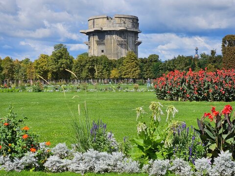 Wien, &Ouml;sterreich, Spaziergang im Augarten, Blick auf den Flak-Turm