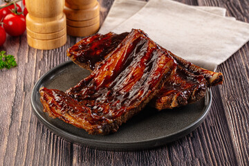 Grilled pork ribs with barbecue sauce