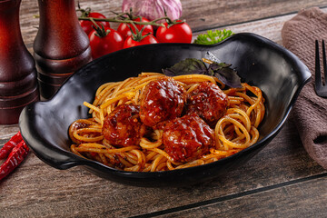 Meatballs with tomato sauce and spaghetti