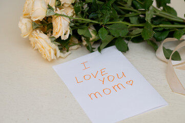 Naklejka premium Children’s handmade greeting card for Mother's Day with a fresh yellow rose bouquet,