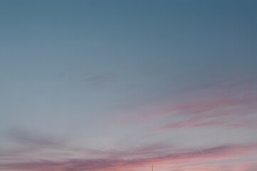 Naklejka premium Colorful Sunset Sky with Pink and Blue Clouds Over Clear Horizon