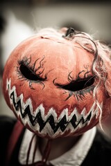 Obraz premium Creative pumpkin mask worn at a costume event