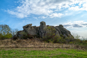 paysage auvergnat, rocher et ciel bleu nuageux