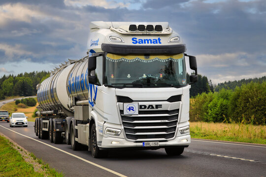 DAF530 Truck Tank Trailer for Transporting Chemicals on Road.