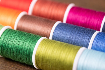 カラフルな助かる色糸のイメージ　(写真素材)