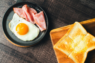 トーストと目玉焼きの朝食