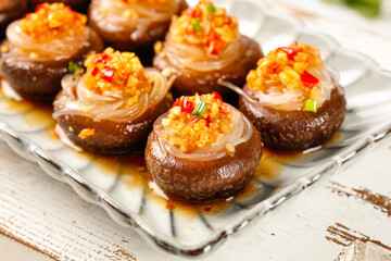 Steamed Shiitake Mushrooms Stuffed with Vermicelli Noodles and Vegetables