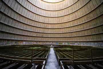 Verlassener Kühlturm eines Kohlekraftwerkes