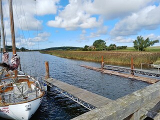 Bodden und Fluss mit Anlegestelle auf Rügen