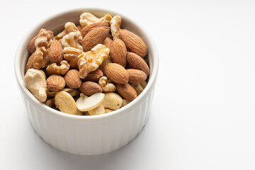 白い容器に入ったミックスナッツと白い背景