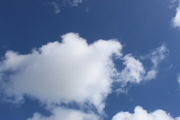 Belles photos de nuages dans un beau ciel bleu