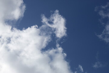 Belles photos de nuages dans un beau ciel bleu