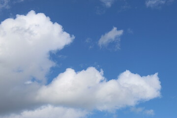 Belles photos de nuages dans un beau ciel bleu