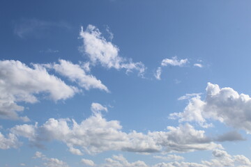 Belles photos de nuages dans un beau ciel bleu