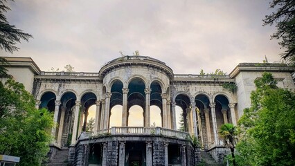Obraz premium Abkhazia's Abandoned Gagra Sanatorium: Majestic Historical Architecture