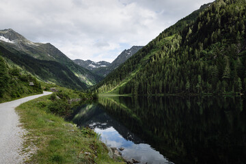 Fototapeta premium Hiking Trail Along the Shore of Riesachsee Lake