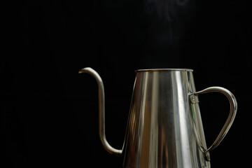 お湯の沸いたドリップケトルから立ち上る湯気。ペーパードリップでコーヒーを淹れる工程の連続写真。	