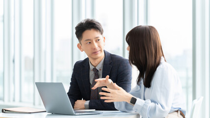 Fototapeta premium ミーティングをする男女2人のビジネスマン