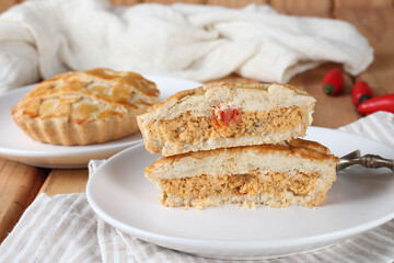 torta de frango cortada com recheio cremoso, servida no prato