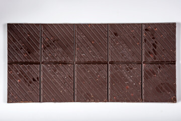 tableta de chocolate sobre fondo blanco